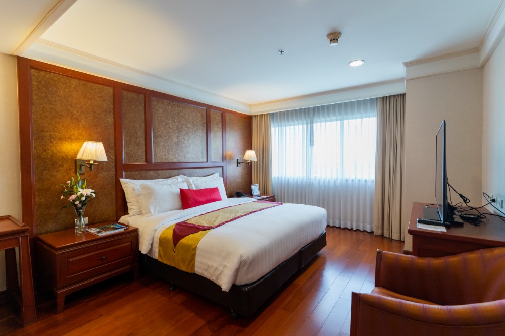 For RentCondoSukhumvit, Asoke, Thonglor : Centre Point Hotel Sukhumvit 10, ready to move in, features a newly designed 3 beds suite spanning 207 sqm. Close to shopping malls and the Nana BTS station, the beautifully decorated suite also offers cleaning services