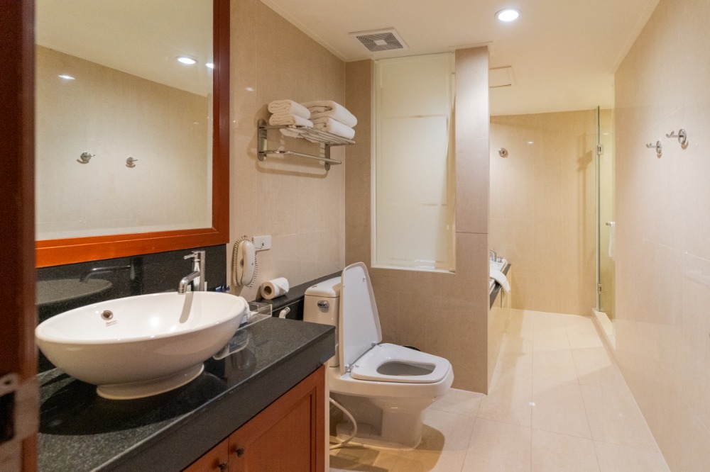 ให้เช่าคอนโดสุขุมวิท อโศก ทองหล่อ : Apartment สุขุมวิท ห้องขนาดใหญ่ 3 นอน 207 ตรม ใกล้ห้าง และ BTS นานา แต่งสวย มีบริการทำความสะอาด พร้อมเข้าอยู่