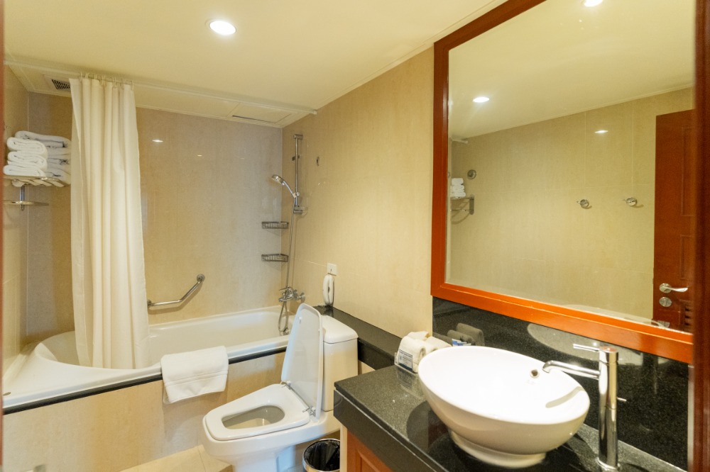 ให้เช่าคอนโดสุขุมวิท อโศก ทองหล่อ : Apartment สุขุมวิท ห้องขนาดใหญ่ 3 นอน 207 ตรม ใกล้ห้าง และ BTS นานา แต่งสวย มีบริการทำความสะอาด พร้อมเข้าอยู่