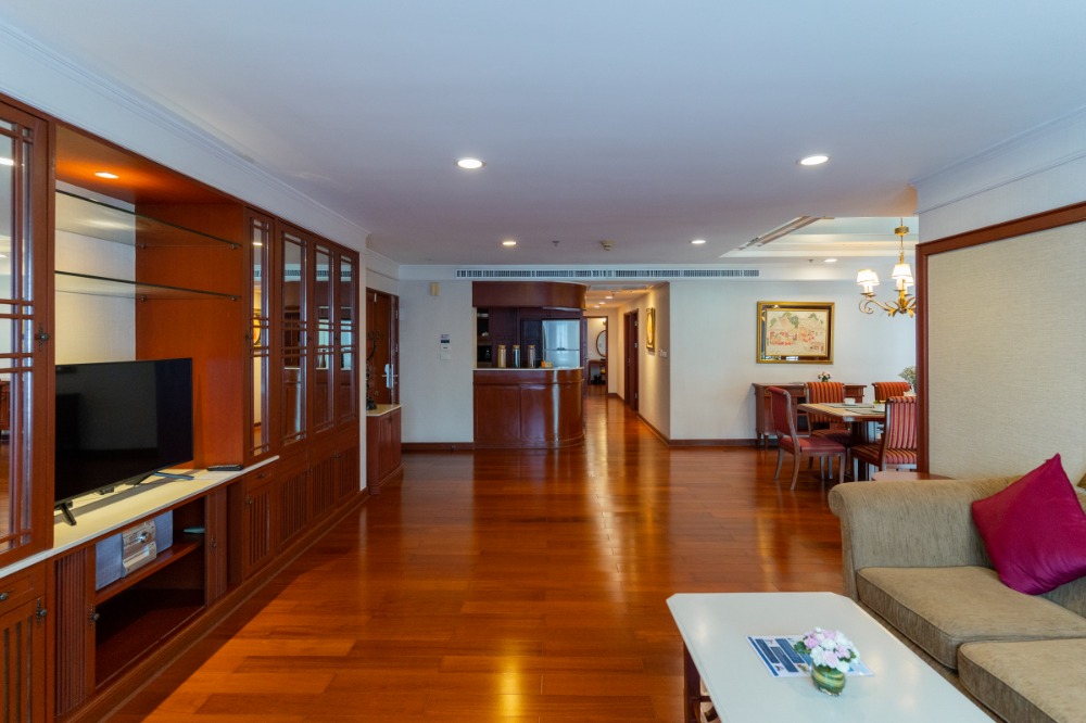 ให้เช่าคอนโดสุขุมวิท อโศก ทองหล่อ : Apartment สุขุมวิท ห้องขนาดใหญ่ 3 นอน 207 ตรม ใกล้ห้าง และ BTS นานา แต่งสวย มีบริการทำความสะอาด พร้อมเข้าอยู่