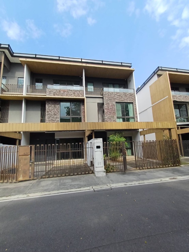 For SaleTownhomeKaset Nawamin,Ladplakao : 3-story townhome for sale, house never occupied, The Landmark Ekkamai-Ramindra. Soi Sukonthasat 25