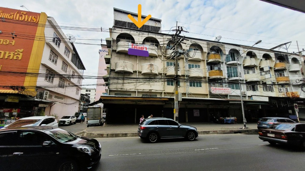 For SaleShop HouseMahachai Samut Sakhon : A location with many benefits! Commercial building for sale, shophouse, 2 units, corner room, next to the main road, Phutthamonthon Sai 4, Om Noi, 4 and a half floors, good condition, great price!! Suitable for running a business, restaurant, spa, car rep