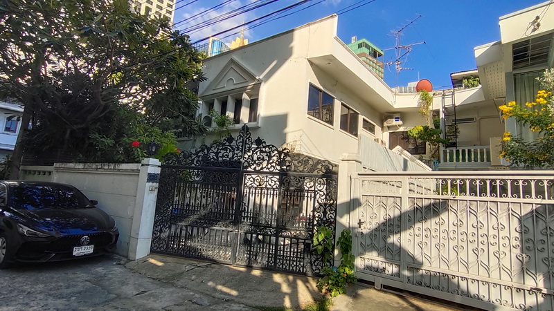 ขายบ้านสุขุมวิท อโศก ทองหล่อ : House in heart of the city for sale, 2 storey, 52 Sq.w., Sukhumvit 12