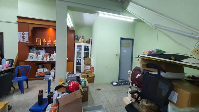 For SaleWarehouseSamut Prakan,Samrong : Warehouse for sale & 3-story office building, area 180 sq m., usable area approximately 950 sq m., Soi Phraeksa 31, Phraeksa, Mueang Samut Prakan, road width 16 meters.