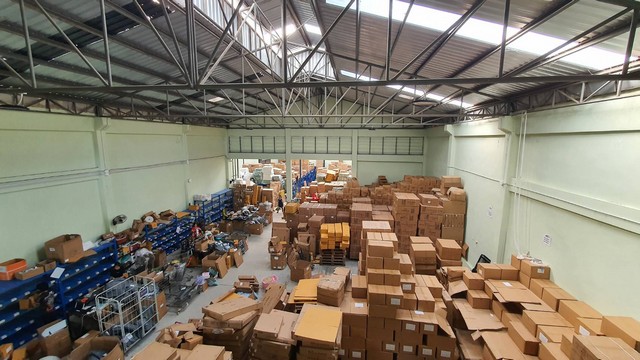 For SaleWarehouseSamut Prakan,Samrong : Warehouse for sale & 3-story office building, area 180 sq m., usable area approximately 950 sq m., Soi Phraeksa 31, Phraeksa, Mueang Samut Prakan, road width 16 meters.