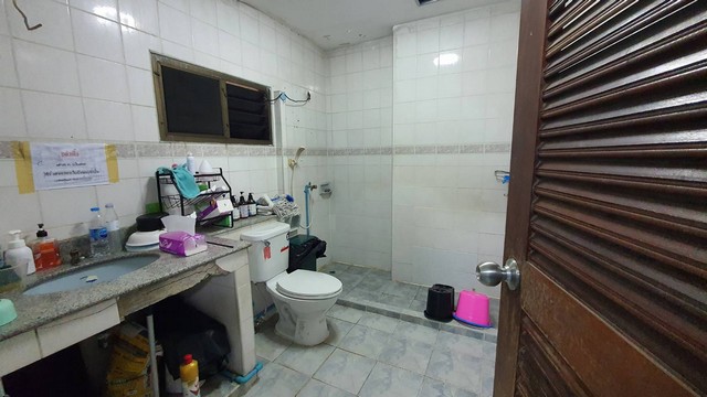 For SaleWarehouseSamut Prakan,Samrong : Warehouse for sale & 3-story office building, area 180 sq m., usable area approximately 950 sq m., Soi Phraeksa 31, Phraeksa, Mueang Samut Prakan, road width 16 meters.