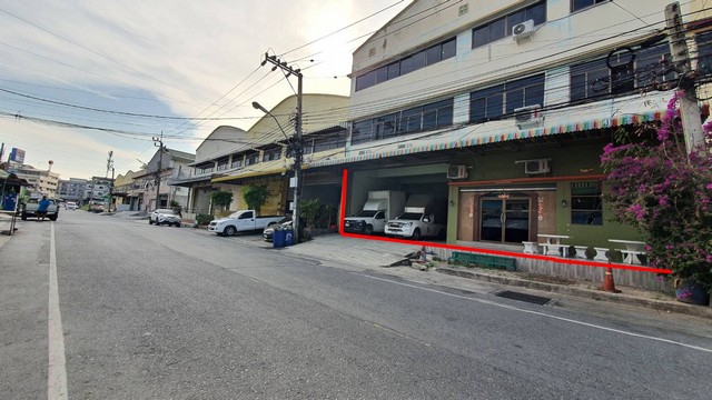 For SaleWarehouseSamut Prakan,Samrong : Warehouse for sale & 3-story office building, area 180 sq m., usable area approximately 950 sq m., Soi Phraeksa 31, Phraeksa, Mueang Samut Prakan, road width 16 meters.