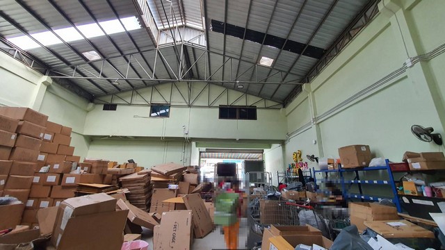 For SaleWarehouseSamut Prakan,Samrong : Warehouse for sale & 3-story office building, area 180 sq m., usable area approximately 950 sq m., Soi Phraeksa 31, Phraeksa, Mueang Samut Prakan, road width 16 meters.