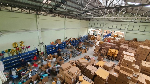 For SaleWarehouseSamut Prakan,Samrong : Warehouse for sale & 3-story office building, area 180 sq m., usable area approximately 950 sq m., Soi Phraeksa 31, Phraeksa, Mueang Samut Prakan, road width 16 meters.