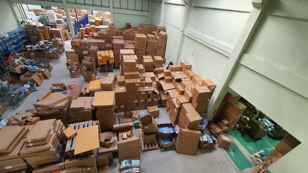 For SaleWarehouseSamut Prakan,Samrong : Warehouse for sale & 3-story office building, area 180 sq m., usable area approximately 950 sq m., Soi Phraeksa 31, Phraeksa, Mueang Samut Prakan, road width 16 meters.