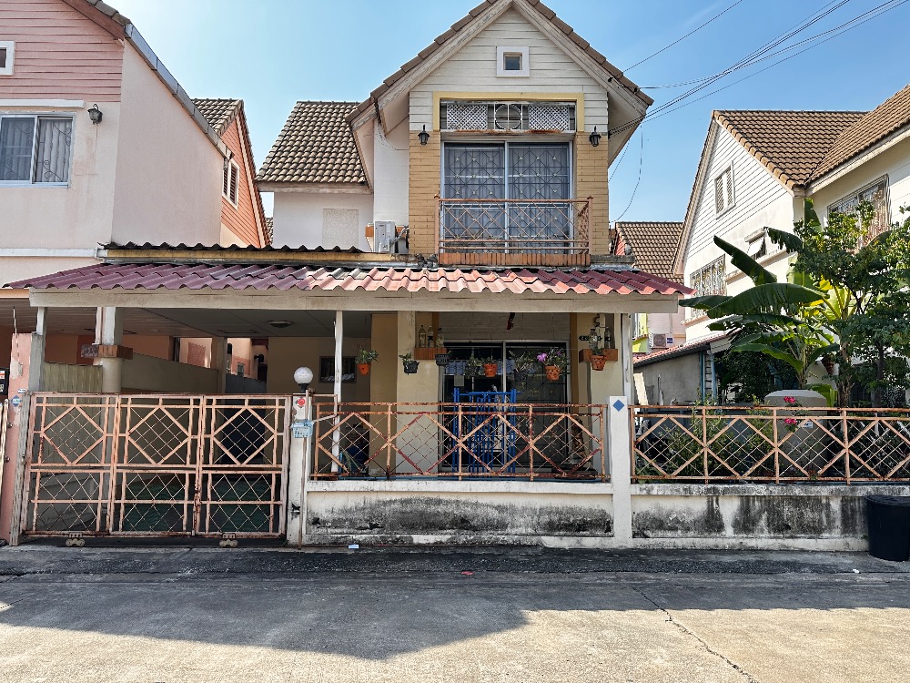For SaleTownhomeMin Buri, Romklao : Selling cheap‼️ Poonsin Thani Project 3, Soi Kheha Romklao 64, area 35 square wah ✨ Kitchen has been extended. There is a washing area ✨