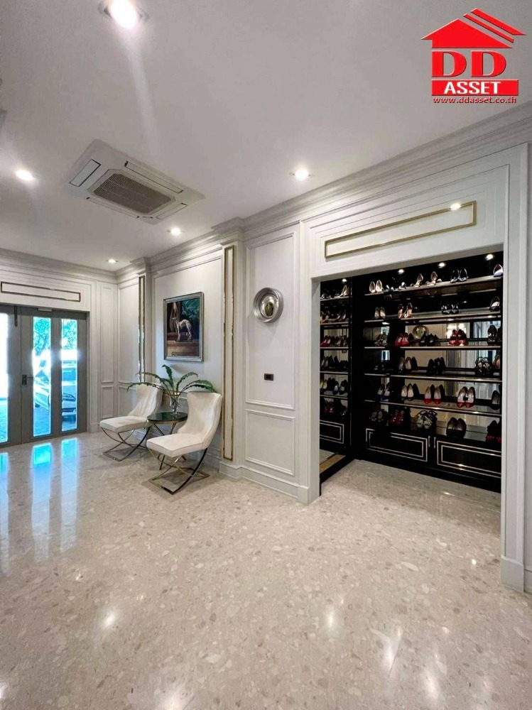 ขายบ้านปิ่นเกล้า จรัญสนิทวงศ์ : ขายคฤหาสน์หรู เดอะแกรนด์ ปิ่นเกล้า The Grand Pinklao ติดถนนบรมราชชนนี Placio de San Telmo (พาลาซิโอ้ เดอ ซาน เตลโม) บ้านมีสระว่ายน้ำกลางบ้าน  รหัส H8031