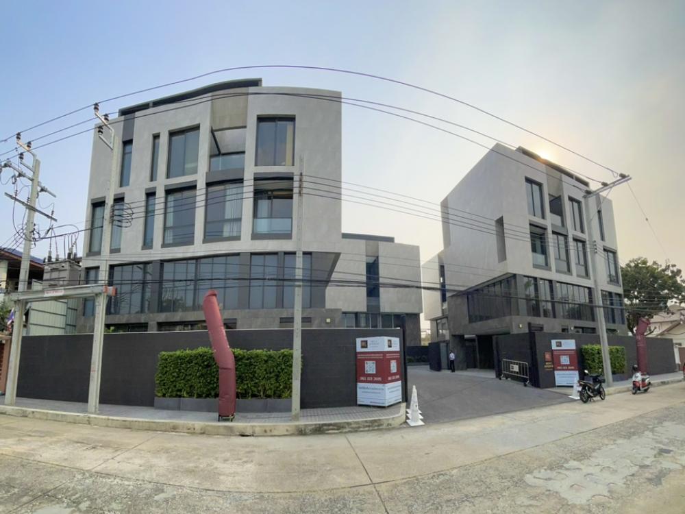 ขายบ้านพัฒนาการ ศรีนครินทร์ : รับผ่อนตรง Luxury Home Office for Sale Me-I Avenue Srinakarin Brand-new project near Paradise Park