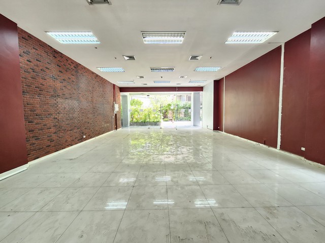 ให้เช่าอาคารพาณิชย์สุขุมวิท อโศก ทองหล่อ : Commercial Space in Sukhumvit near BTS MRT and ARL, Suitable for Office/Showroom/Cafe