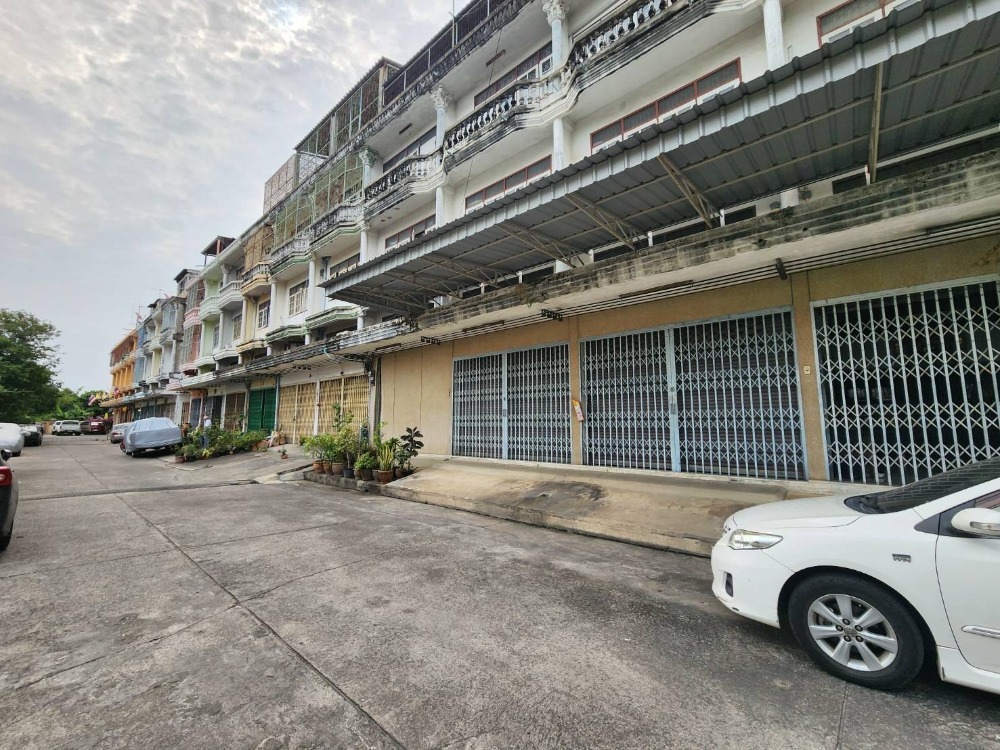 For SaleShop HouseEakachai, Bang Bon : Shophouse for sale, 4 floors, 3 units, Ekkachai 1/1, near the main road, good location, suitable for renovation to make a residence, dormitory or small business factory.