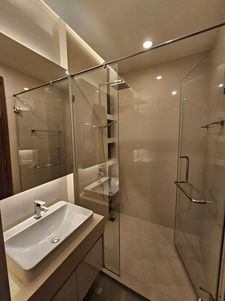 ขายคอนโดสาทร นราธิวาส : ✨เป็นเจ้าของห้องริมแม่น้ำ ใช้เวลาผ่อนคลายกับครอบครัว 3 ห้องนอน พื้นที่ 160 ตารางเมตร พร้อมระเบียงใหญ่วิวสวย ทำเลดี ใกล้กับ Asiatique และโรงเรียนนานาชาติ Shrewsbury