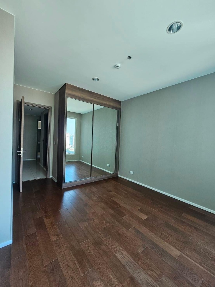 ขายคอนโดสาทร นราธิวาส : ✨เป็นเจ้าของห้องริมแม่น้ำ ใช้เวลาผ่อนคลายกับครอบครัว 3 ห้องนอน พื้นที่ 160 ตารางเมตร พร้อมระเบียงใหญ่วิวสวย ทำเลดี ใกล้กับ Asiatique และโรงเรียนนานาชาติ Shrewsbury