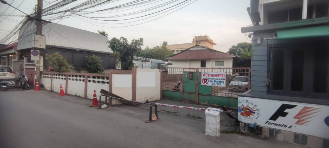 For SaleLandChiang Mai : Land for sale, 84 wa, in the middle of Chiang Mai city, Loi Kroh Road, next to The Erawan Condo.