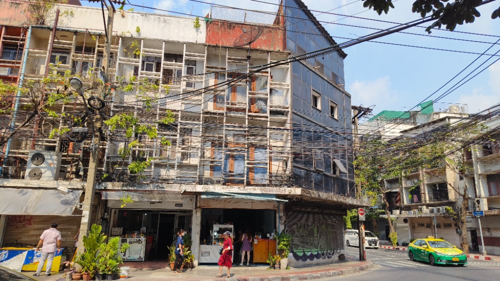 For SaleShop HouseSilom, Saladaeng, Bangrak : Commercial building, CBD location, next to Surawong Road, surrounded by businesses and shops. Large office building, Bangkok