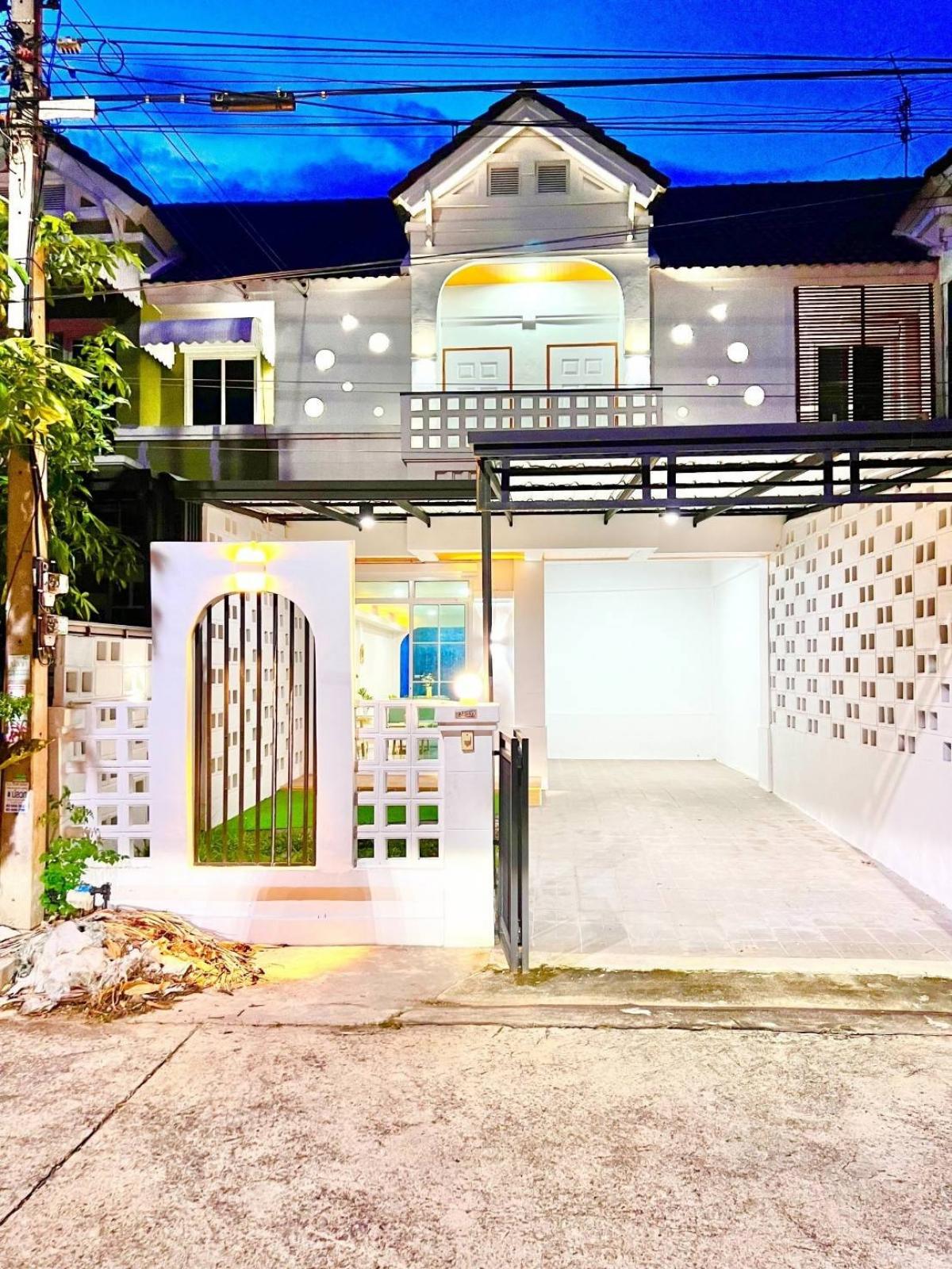 ขายทาวน์โฮมปทุมธานี รังสิต ธรรมศาสตร์ : ทาวน์เฮ้าส์ 2 ชั้น หมู่บ้าน​ปิยวรารมย์​ คลอง​ 4 ถนน​ รังสิต​-นครนายก​ ธัญบุรี​   สนามกอล์ฟกรุงกวี ตลาดรุ่งโรจน์ คลอง ซุปเปอร์มาร์เก็ต - มาร์เก็ตวิลเลจ รังสิต ตลาดกลางลาดสวาย   ห้าง - เพียวเพลส รังสิต คลอง 2
