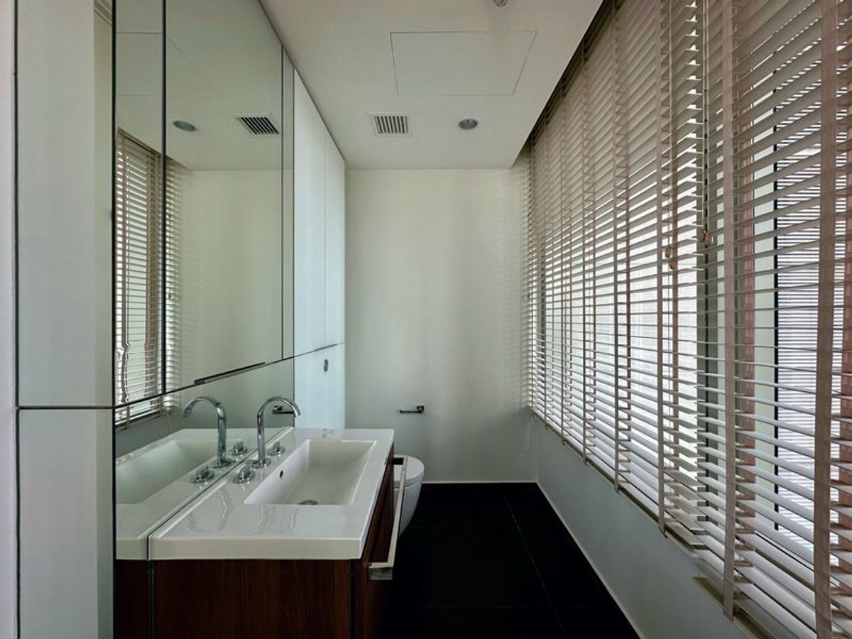 For SaleCondoWitthayu, Chidlom, Langsuan, Ploenchit : 🌟Luxury condo for sale next to Lumpini Park at 185 Ratchadamri, 2 bedrooms, fully furnished, wide balcony, beautiful view of The Royal Bangkok Sports Club and Lumpini Park, near BTS Ratchadamri, ready to move in.