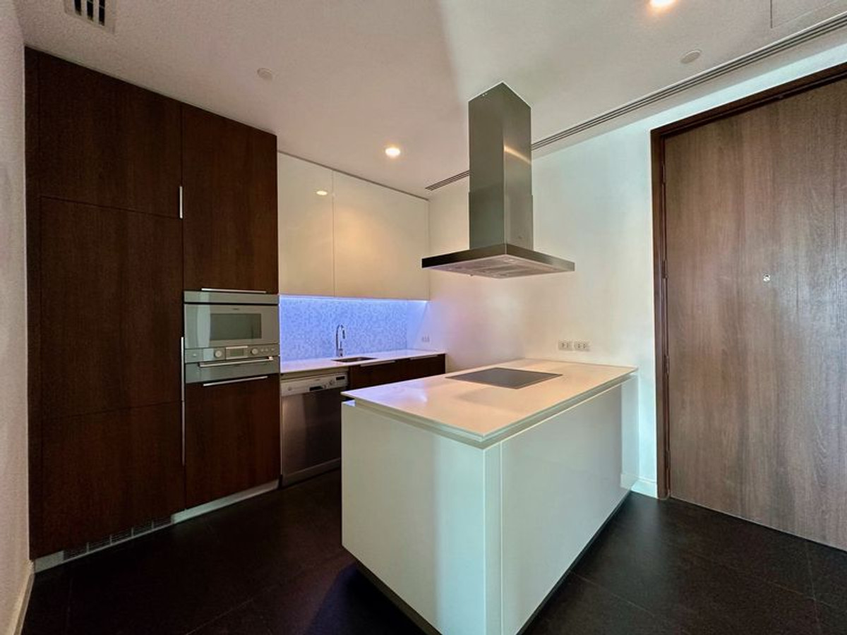 For SaleCondoWitthayu, Chidlom, Langsuan, Ploenchit : 🌟Luxury condo for sale next to Lumpini Park at 185 Ratchadamri, 2 bedrooms, fully furnished, wide balcony, beautiful view of The Royal Bangkok Sports Club and Lumpini Park, near BTS Ratchadamri, ready to move in.