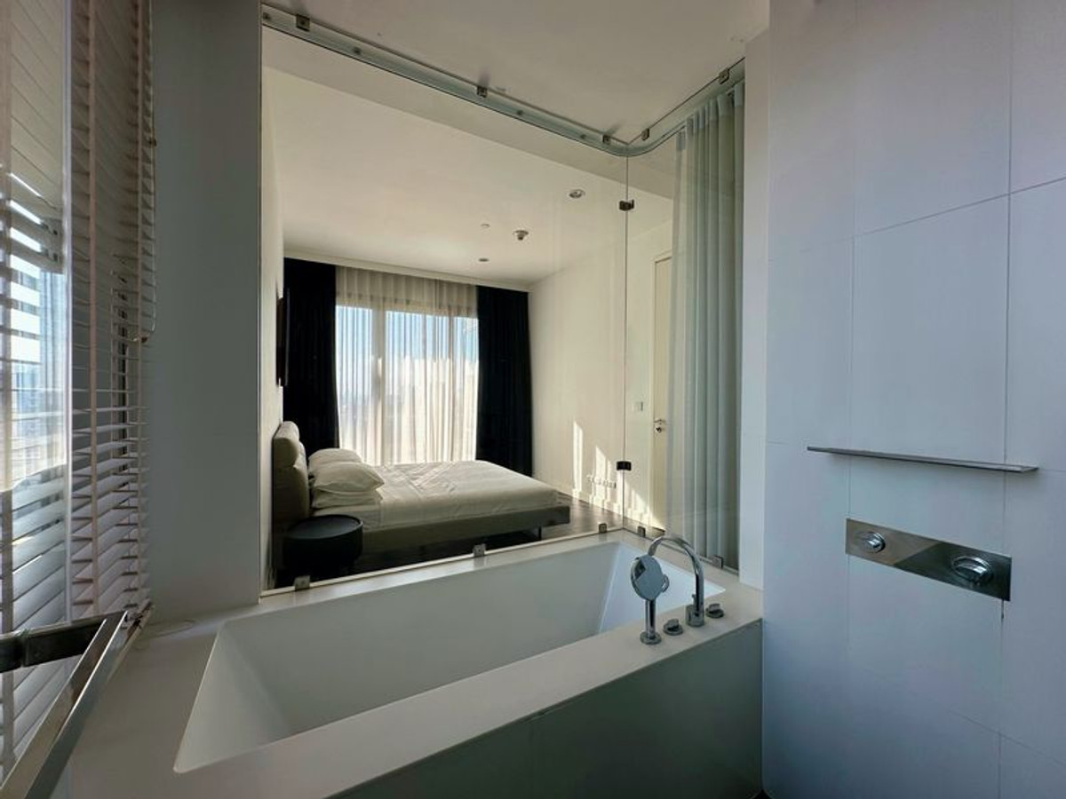 For RentCondoWitthayu, Chidlom, Langsuan, Ploenchit : 🌟Luxury condo for rent next to Lumpini Park at 185 Ratchadamri, 2 bedrooms, fully furnished, wide balcony, beautiful view of The Royal Bangkok Sports Club and Lumpini Park, near BTS Ratchadamri, ready to move in.