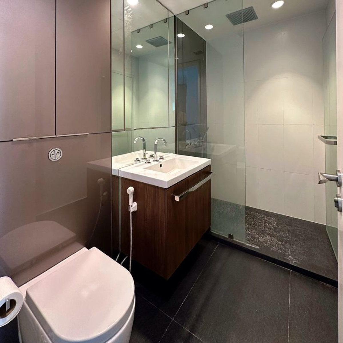 For SaleCondoWitthayu, Chidlom, Langsuan, Ploenchit : 🌟Luxury condo for sale next to Lumpini Park at 185 Ratchadamri, 2 bedrooms, fully furnished, wide balcony, beautiful view of The Royal Bangkok Sports Club and Lumpini Park, near BTS Ratchadamri, ready to move in.