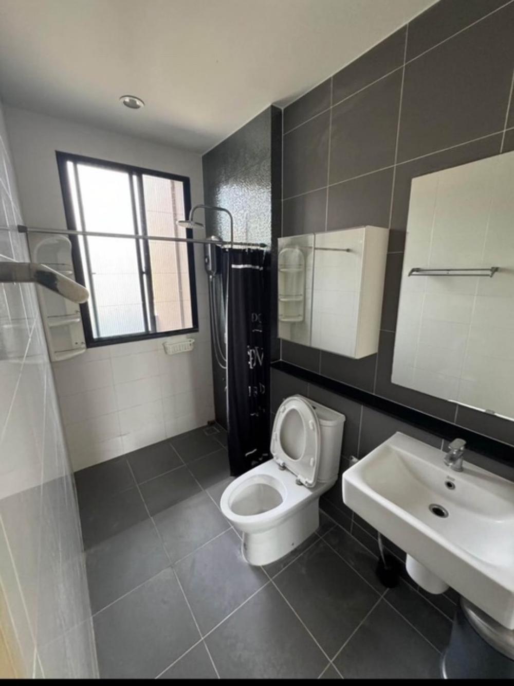 For RentTownhomeMin Buri, Romklao : Rent 3-story townhome, Baan Klang Muang, Rama 9, Krungthep Kreetha 2 bedrooms, 3 bathrooms, 1 walk-in closet, 1 kitchen, 1 large storage room , house area 18 sq m., usable area 152 sq m.