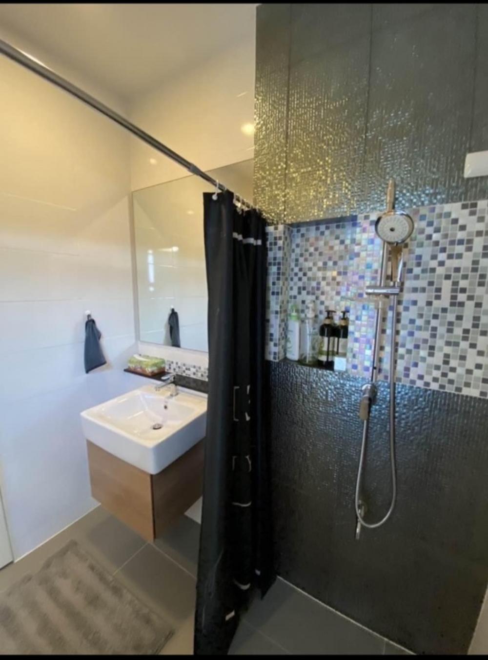 For RentTownhomeMin Buri, Romklao : Rent 3-story townhome, Baan Klang Muang, Rama 9, Krungthep Kreetha 2 bedrooms, 3 bathrooms, 1 walk-in closet, 1 kitchen, 1 large storage room , house area 18 sq m., usable area 152 sq m.