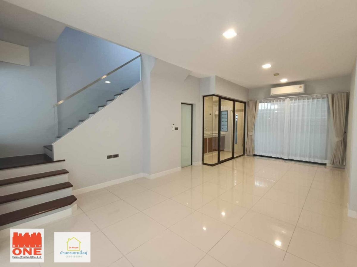 For RentTownhomeNawamin, Ramindra : 3-story townhome for rent, The Terrace Village, Soi Ramintra 65. Entrance to the Pink Line MRT alley Ramindra Station Km. 6 (entirely renovated, like getting a new house)