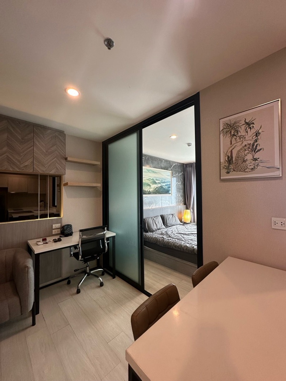 For RentCondoRama9, Petchburi, RCA : Ready to move in 🌸Life Asoke 🛏️ 1 bedroom 🚽 1 bathroom 1 dressing room 33rd floor, size 36 sq m. Price 21,000baht/month 🖊️1 year contract, 1 month in advance, 2 months damage deposit. contact Line: kornkamolnwz | 098-259-9352 [K.Now]