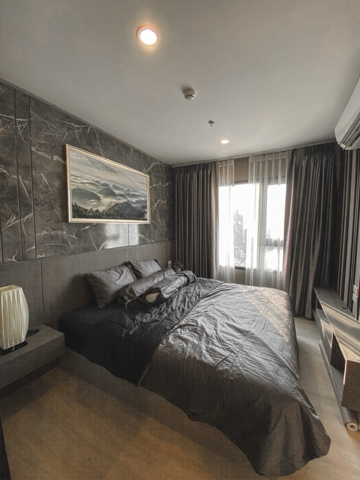 For RentCondoRama9, Petchburi, RCA : Ready to move in 🌸Life Asoke 🛏️ 1 bedroom 🚽 1 bathroom 1 dressing room 33rd floor, size 36 sq m. Price 21,000baht/month 🖊️1 year contract, 1 month in advance, 2 months damage deposit. contact Line: kornkamolnwz | 098-259-9352 [K.Now]