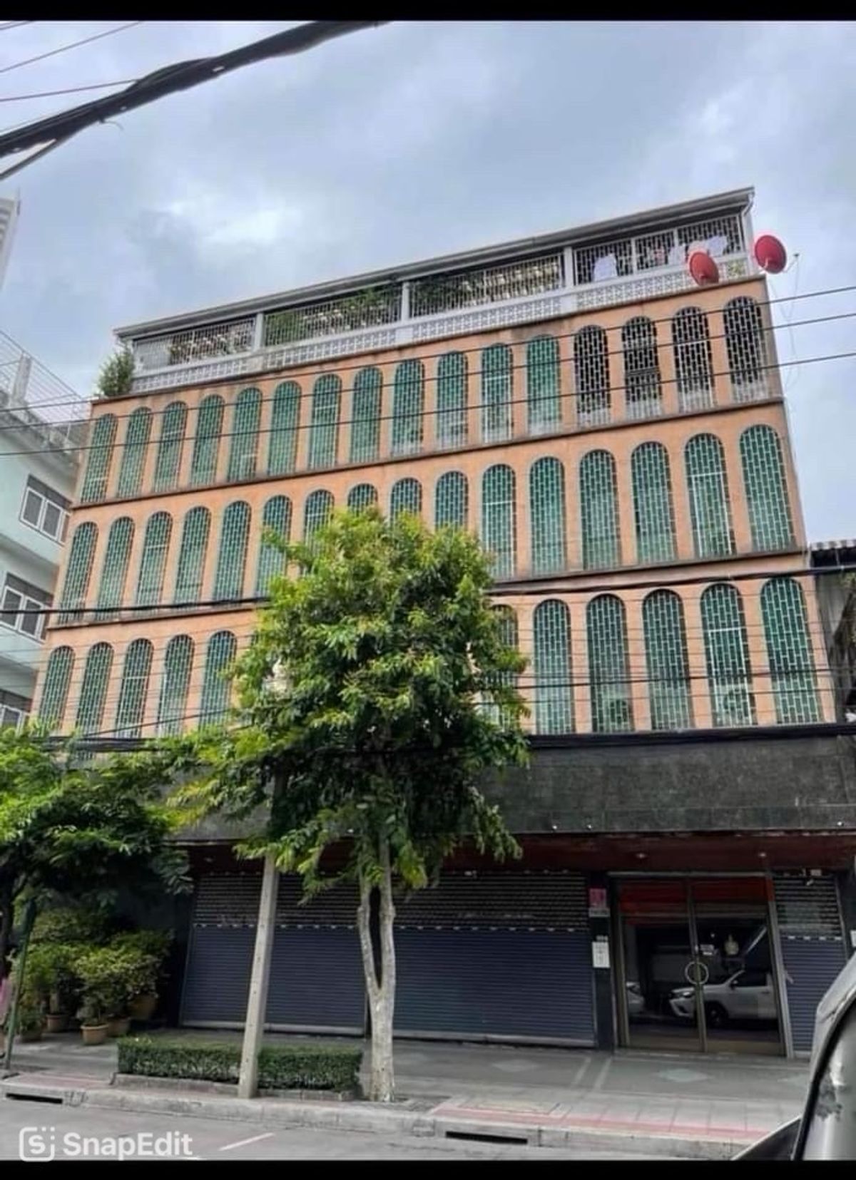 For SaleShop HouseWongwianyai, Charoennakor : 💫A 6-story commercial building with 4 interconnected rooms, conveniently located near ICONSIAM and ICS Mall on the top floor. It features a small garden and a sauna room.