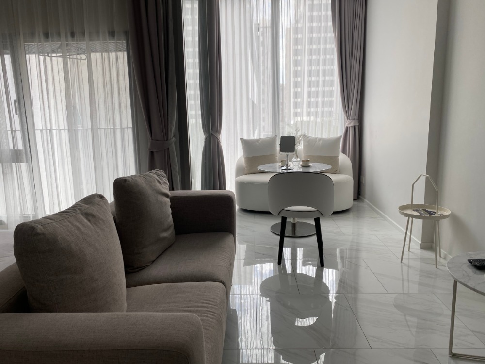 ขายคอนโดนานา : for sell Hyde sukhumvit11 low floow great price 5.9 M (s03-1118)