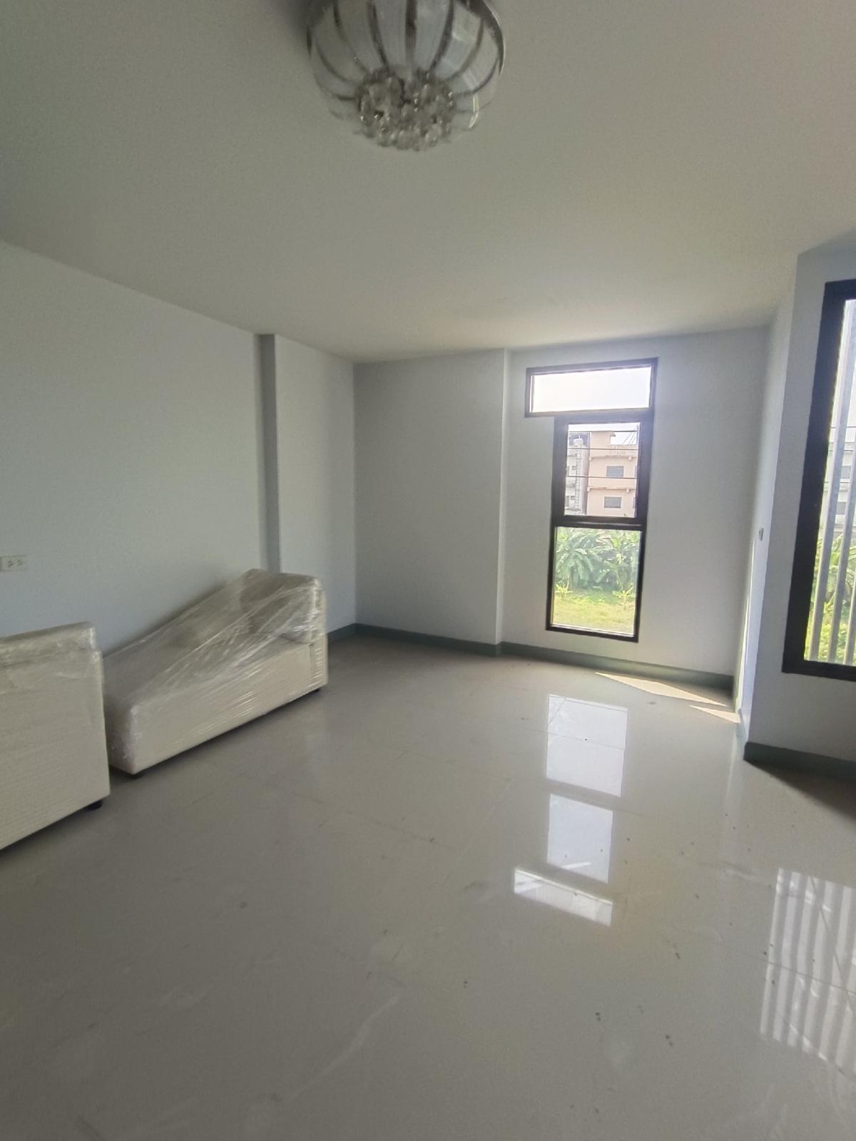 ขายโฮมออฟฟิศลาดกระบัง สุวรรณภูมิ : อาคารพาณิชย์ ออฟฟิศ สำนักงาน 3 ชั้น ฉลองกรุง ลาดกระบัง