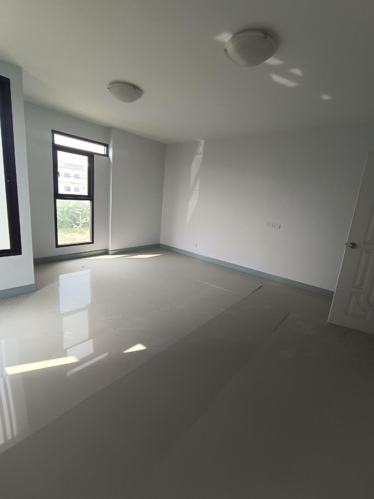 ขายโฮมออฟฟิศลาดกระบัง สุวรรณภูมิ : อาคารพาณิชย์ ออฟฟิศ สำนักงาน 3 ชั้น ฉลองกรุง ลาดกระบัง