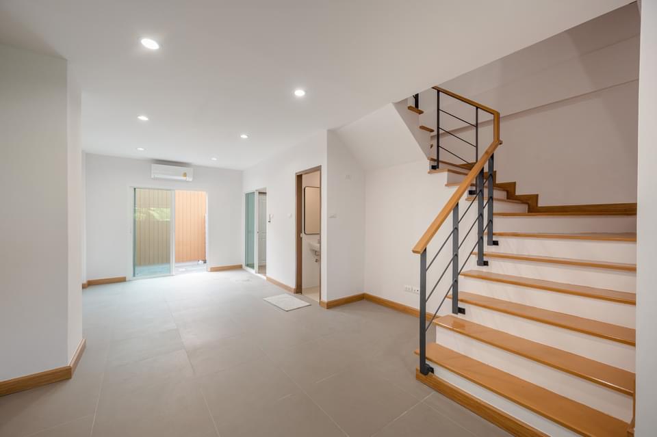 ขายทาวน์โฮมโชคชัย4 ลาดพร้าว71 : 👇ขายพร้อมผู้เช่า 19 ตุลาคม 2569
ทาวน์โฮมรีโนเวทใหม่ โมเดิร์นลอฟท์สไตล์ ใกล้ The Crystal Ekkamai-Ram Inthra และ Central Eastville