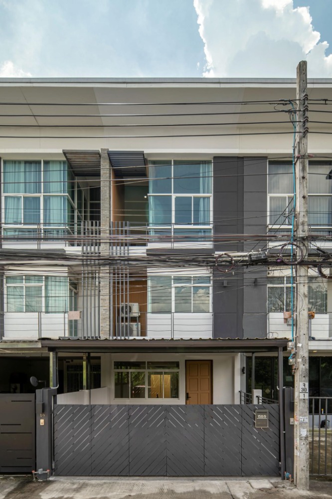 ขายทาวน์โฮมโชคชัย4 ลาดพร้าว71 : 👇ทาวน์โฮมรีโนเวทใหม่ โมเดิร์นลอฟท์สไตล์ ใกล้ The Crystal Ekkamai-Ram Inthra และ Central Eastville