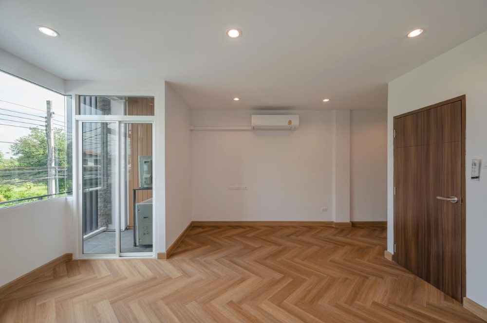 ขายทาวน์โฮมโชคชัย4 ลาดพร้าว71 : 👇ขายพร้อมผู้เช่า 19 ตุลาคม 2569
ทาวน์โฮมรีโนเวทใหม่ โมเดิร์นลอฟท์สไตล์ ใกล้ The Crystal Ekkamai-Ram Inthra และ Central Eastville