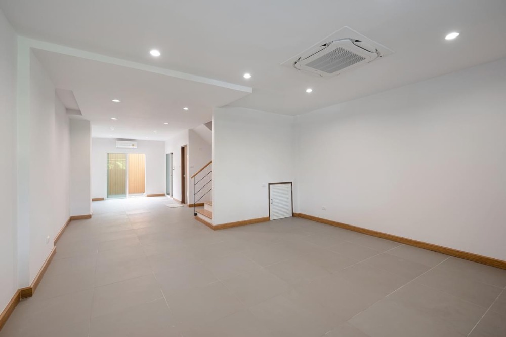 ขายทาวน์โฮมโชคชัย4 ลาดพร้าว71 : 👇ขายพร้อมผู้เช่า 19 ตุลาคม 2569
ทาวน์โฮมรีโนเวทใหม่ โมเดิร์นลอฟท์สไตล์ ใกล้ The Crystal Ekkamai-Ram Inthra และ Central Eastville