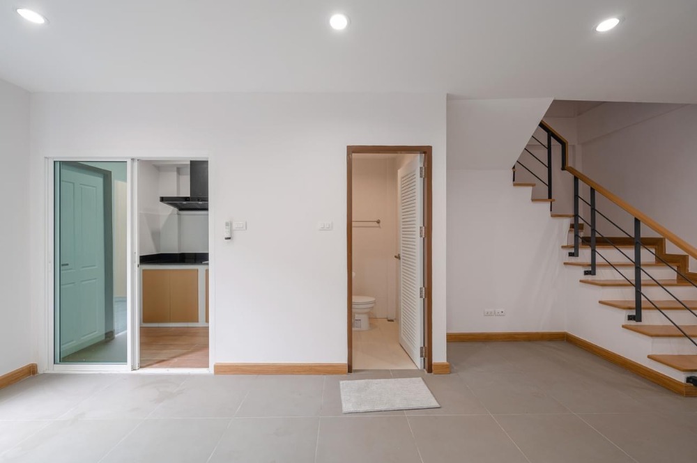 ขายทาวน์โฮมโชคชัย4 ลาดพร้าว71 : 👇ขายพร้อมผู้เช่า 19 ตุลาคม 2569
ทาวน์โฮมรีโนเวทใหม่ โมเดิร์นลอฟท์สไตล์ ใกล้ The Crystal Ekkamai-Ram Inthra และ Central Eastville