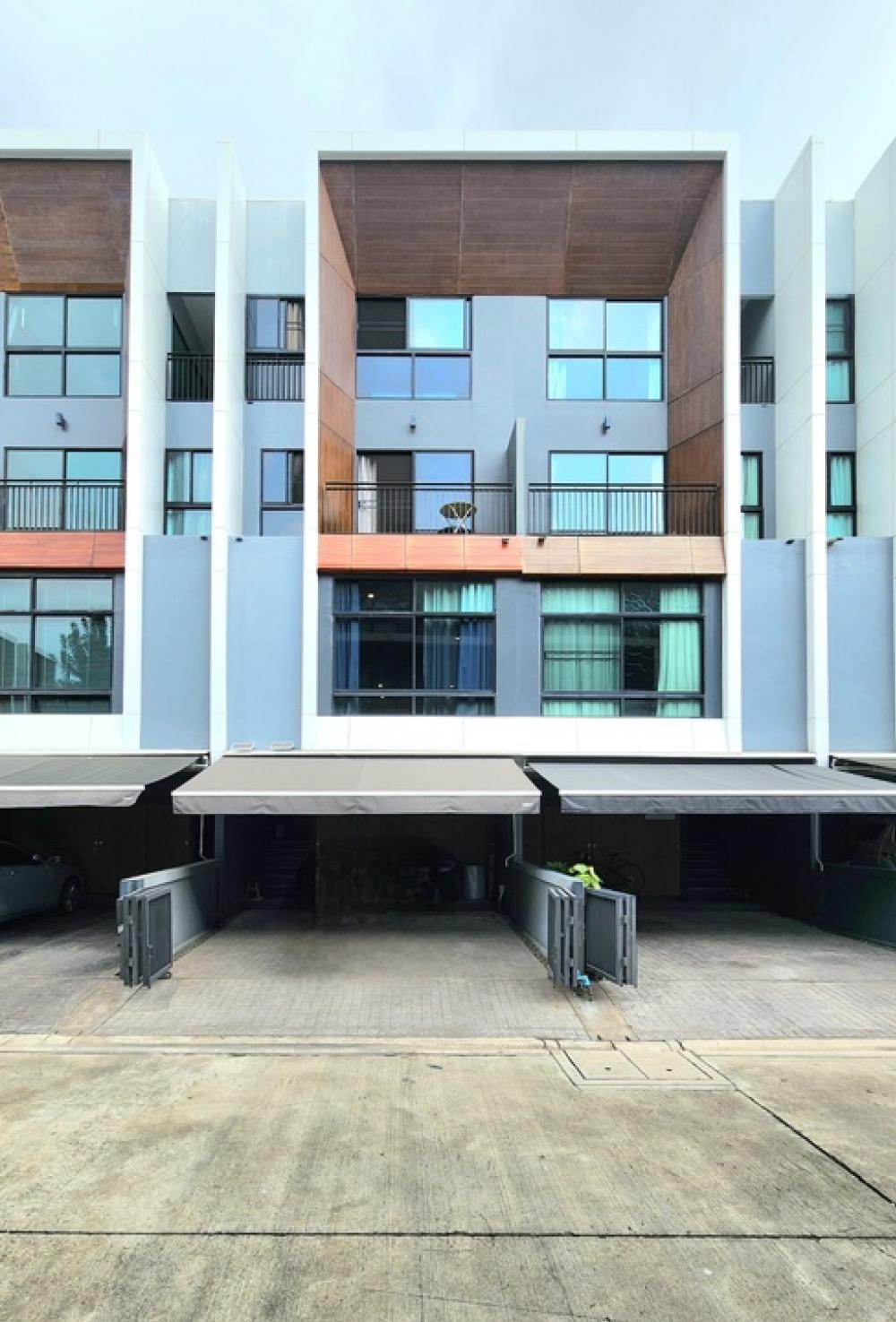 ให้เช่าทาวน์โฮมพระราม 3 สาธุประดิษฐ์ : 🔥For Rent🔥  ทาวน์โฮม 3.5 ชั้น Arden. Rama3 (อาร์เด้น พระราม3)   ใกล้ King's College International School Bangkok   ตกแต่งสวยพร้อมอยู่   หลังบ้านเป็นสวนและสระว่ายน้ำ  บรรยากาศดี อยู่บ้านเหมือนอยู่บ้านพักตากอากาศทุกวัน  หลังอื่นไม่ไดัวิวนี้ค่ะ