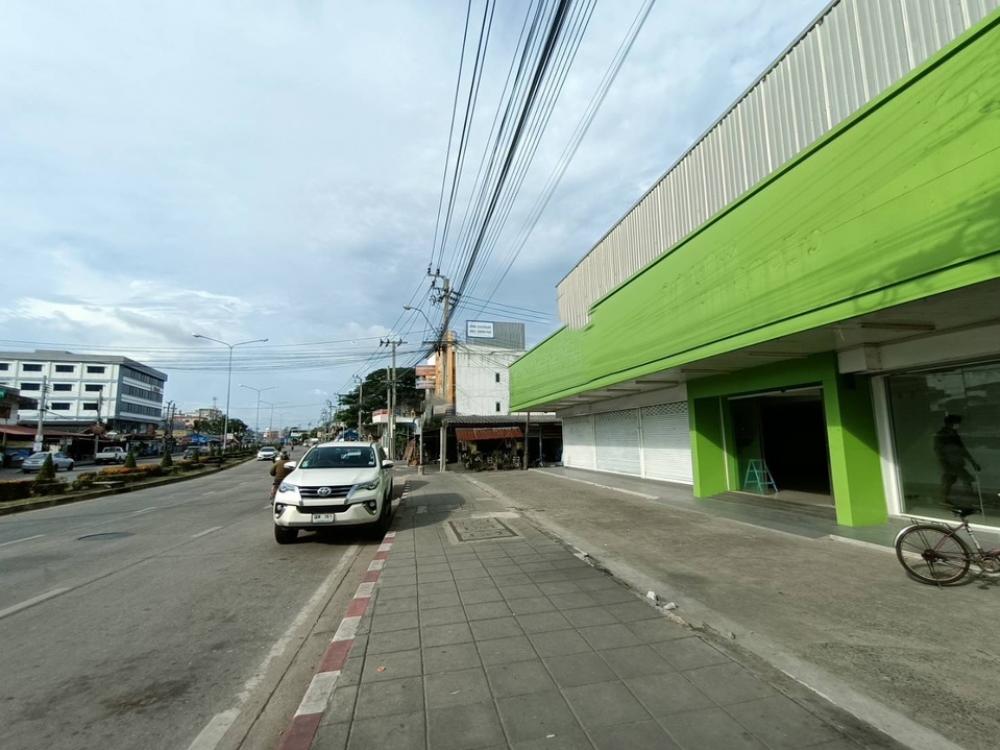 For RentShop HouseNawamin, Ramindra : Commercial building for rent, 5 units, 3 floors, on Ram Intra - Phraya Suren Road, very good location, suitable for businesses that need a storefront.