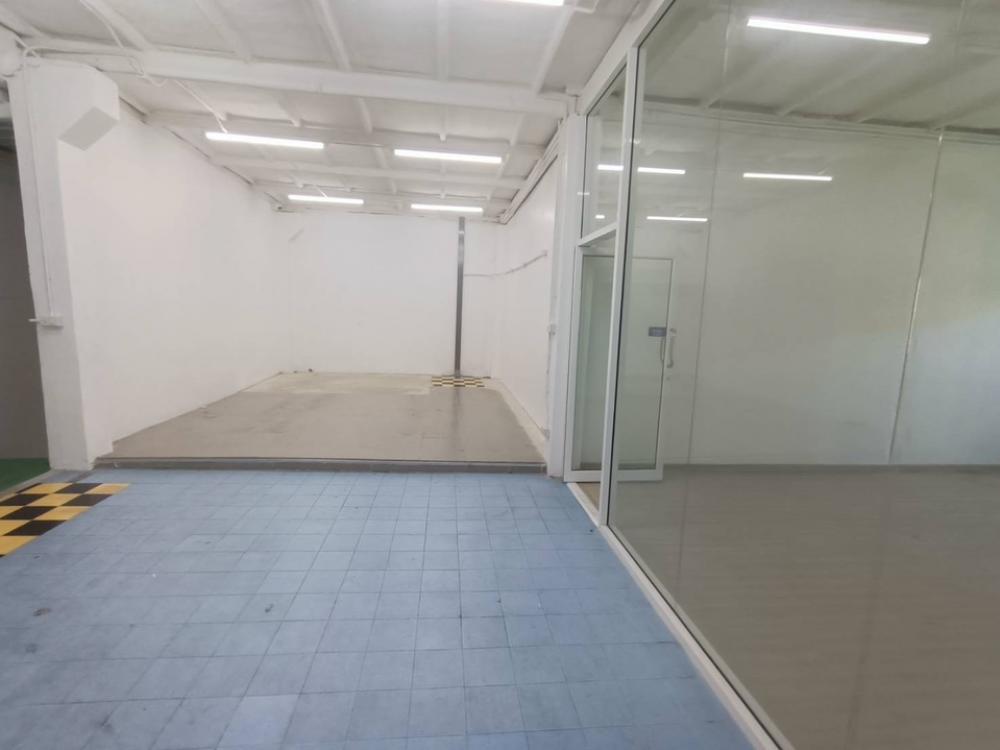 ให้เช่าอาคารพาณิชย์นวมินทร์ รามอินทรา : ปล่อยเช่าอาคารพาณิชย์ 5 คูหา 3 ชั้น ริมถนนรามอินทรา - พระยาสุเรนทร์ ทำเลดีมาก เหมาะทำธุรกิจที่ต้องการหน้าร้าน