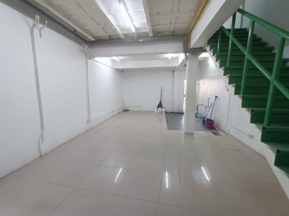 ให้เช่าร้านค้า/ตลาดนัดนวมินทร์ รามอินทรา : ปล่อยเช่าอาคาร 3 ชั้น ริมถนนรามอินทรา - พระยาสุเรนทร์ ทำเลดีมาก เหมาะทำร้านขายสินค้า /โชว์รูม /คลีนิค