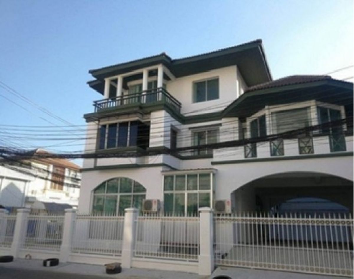 For RentHome OfficePattanakan, Srinakarin : Tel. 081-632-0632 Rent a Townhome / Home Office 3 storey, Grand Ville On Nut Village / Soi Onnut 80 / Lack of the new Renovate corner, very beautiful / 3 air conditioners / some furniture / living or home office