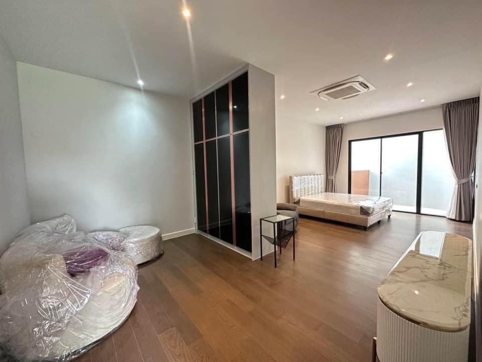 ให้เช่าบ้านพัฒนาการ ศรีนครินทร์ : NS : For rent Bugaan krungthep kreetha บ้านเดี่ยว 3 ชั้น หรูทันสมัย มีลิฟท์ วิวสระว่ายน้ำ พร้อมเข้าอยู่