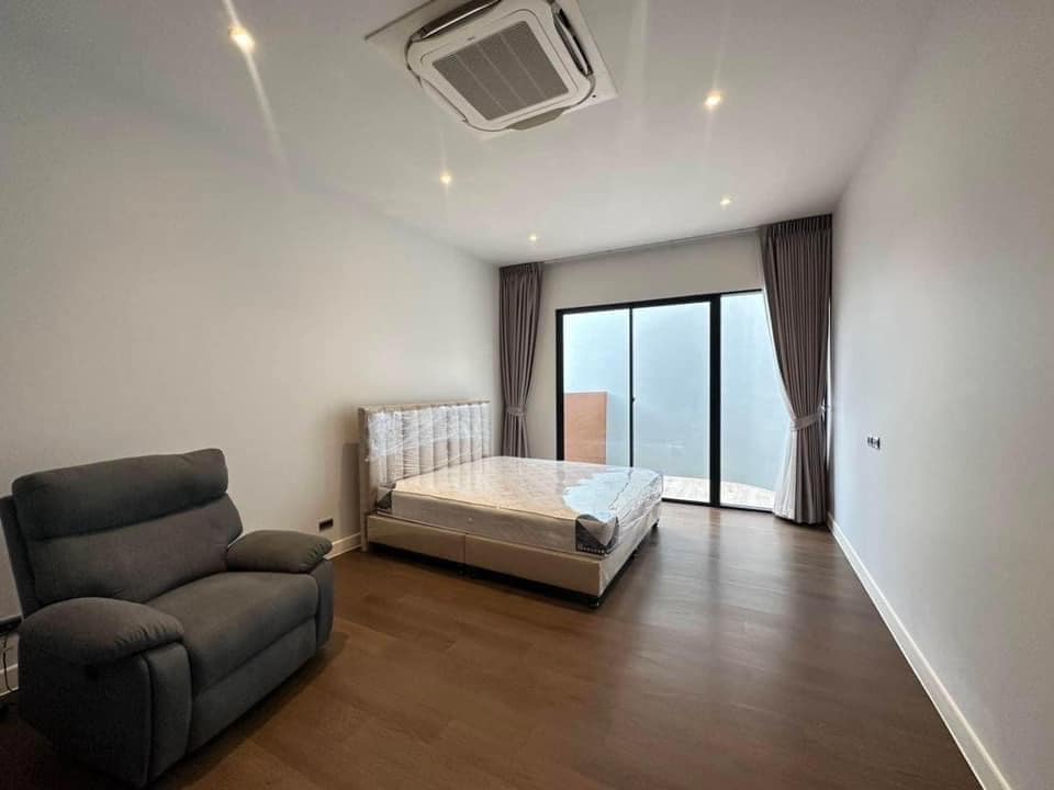 ให้เช่าบ้านพัฒนาการ ศรีนครินทร์ : NS : For rent Bugaan krungthep kreetha บ้านเดี่ยว 3 ชั้น หรูทันสมัย มีลิฟท์ วิวสระว่ายน้ำ พร้อมเข้าอยู่