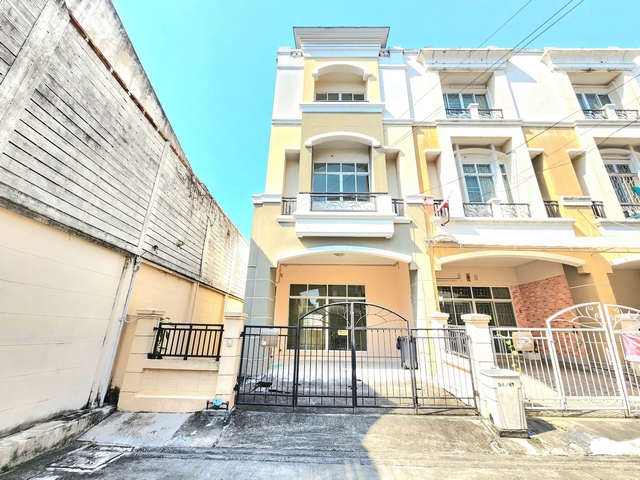For SaleTownhomeEakachai, Bang Bon : For sale, 3-story townhome, Baan Parinlak. Ekkachai-Bang Bon, 33 sq m., corner house, newly renovated, near Central Rama 2.